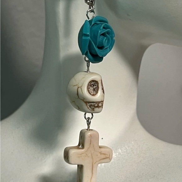 Day of the dead skull bead and cross earrings/ gothic jewelry - Picture 2 of 2